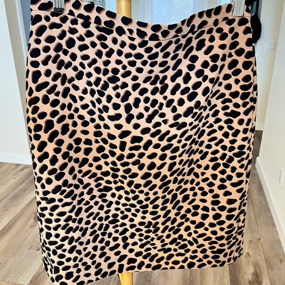 ANN TAYLOR 4P knee length leopard skirt in EUC - Picture 5 of 6